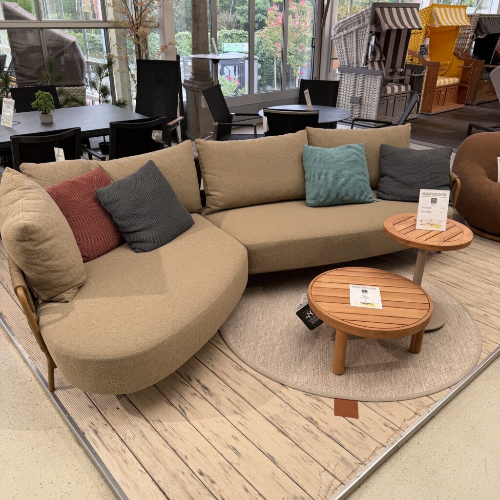 4 Seasons Biarritz Lounge mit 2,5-Sitzer und Chaise-Lounge in Amber mit hellen Kissen