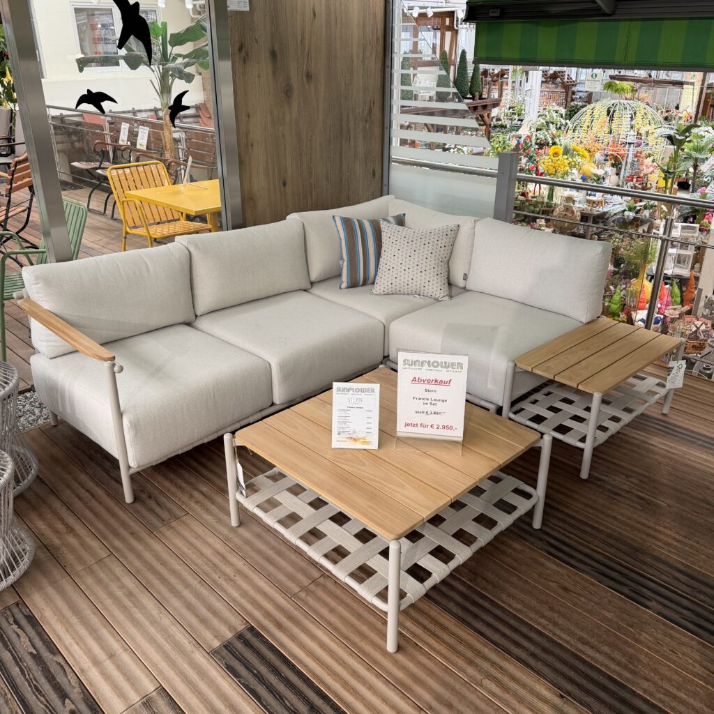 Stern Francis modulare Loungegruppe in Greige mit Kissen in Ivory und zwei Beistelltischen
